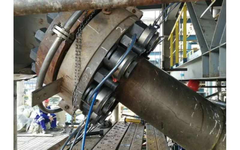 化肥氨合成塔顶盖螺栓预紧客户选用米兰电竞-最专业的电子竞技门户KWZK液压螺栓拉伸器